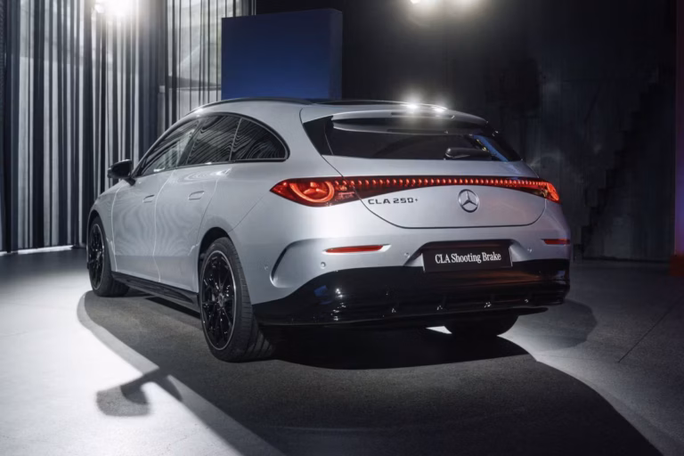 Mercedes-Benz CLA Shooting Brake 250+ Business Solution AMG lease - schuin achteraanzicht met CLA 250+ badge
