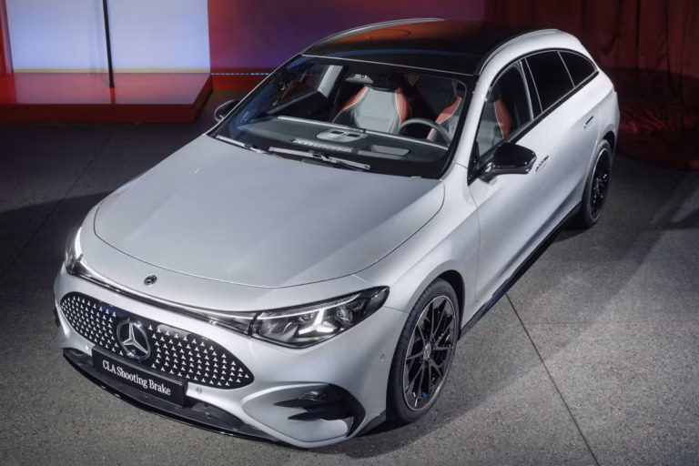 Mercedes-Benz CLA Shooting Brake zakelijke lease - schuin vooraanzicht met panoramadak