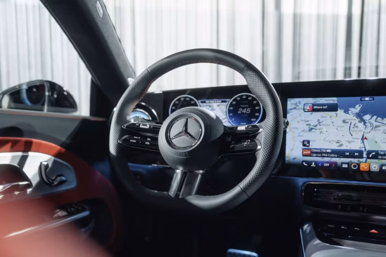 Mercedes-Benz CLA Shooting Brake zakelijk leasen - stuurwiel met digitaal instrumentenpaneel en navigatiescherm