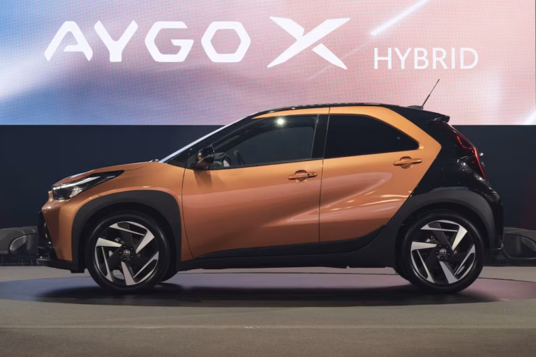 Toyota Aygo X Hybrid 115 Play leasen (1)