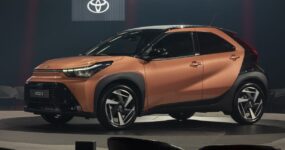 Toyota Aygo X Hybrid 115 Play leasen (2)