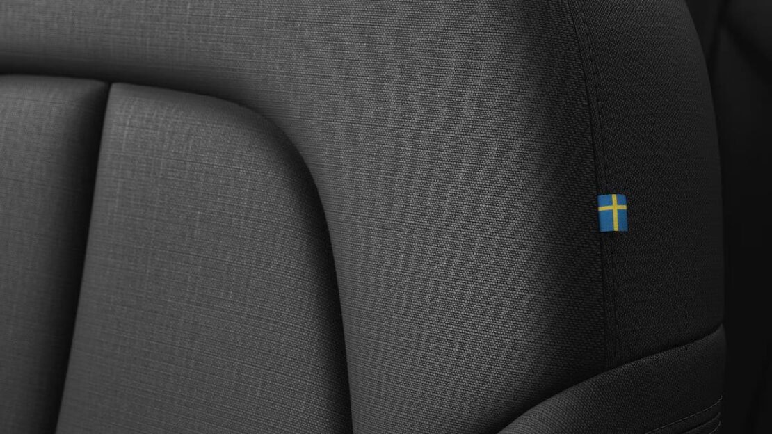 Volvo XC40 B3 Essential zakelijke lease - close-up van de stoelbekleding met Zweeds vlagembleem