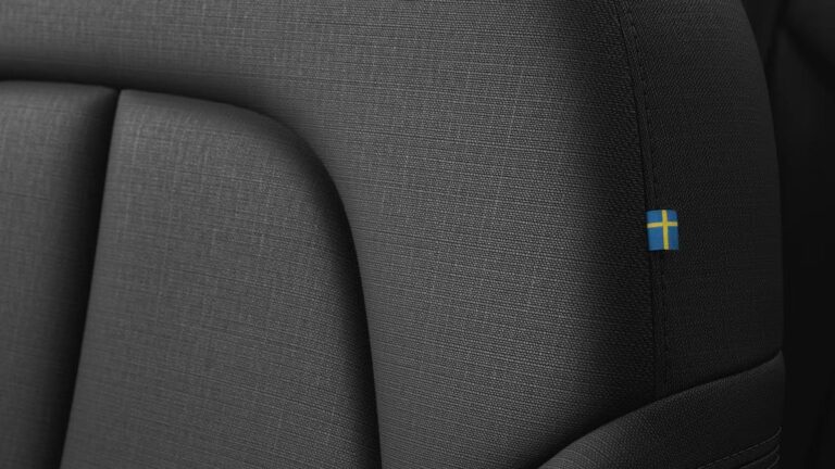 Volvo XC40 B3 Essential zakelijke lease - close-up van de stoelbekleding met Zweeds vlagembleem