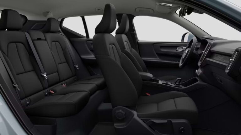 Volvo XC40 B3 Essential zakelijke lease - interieur met voor- en achterstoelen gezien vanuit het geopende portier