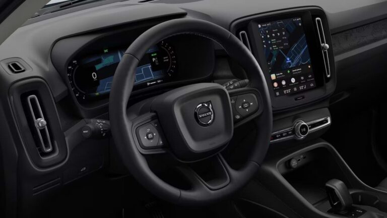 Volvo XC40 B3 Essential zakelijke lease - close-up van digitaal instrumentenpaneel en stuurwiel