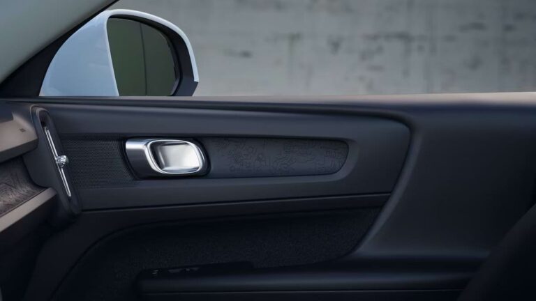Volvo XC40 operational lease deal - close-up van het portier met deurgreep en buitenspiegel