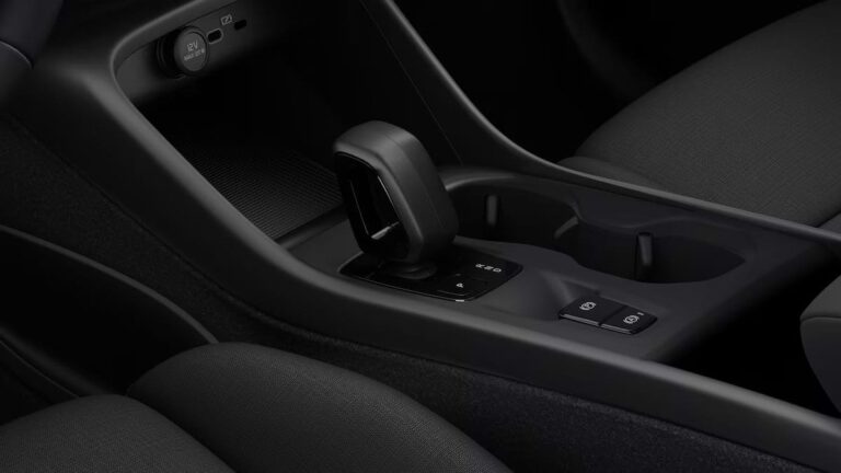 Volvo XC40 operational lease deal - middenconsole met versnellingspook en bekerhouders