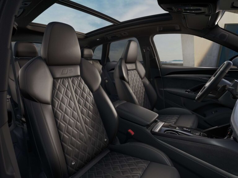 Audi Q5 S edition, voorstoelen met S-logo in de hoofdsteun en open panoramadak