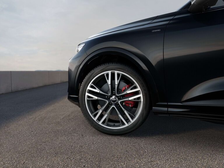 Audi Q5, close-up van het voorwiel met rode remklauw