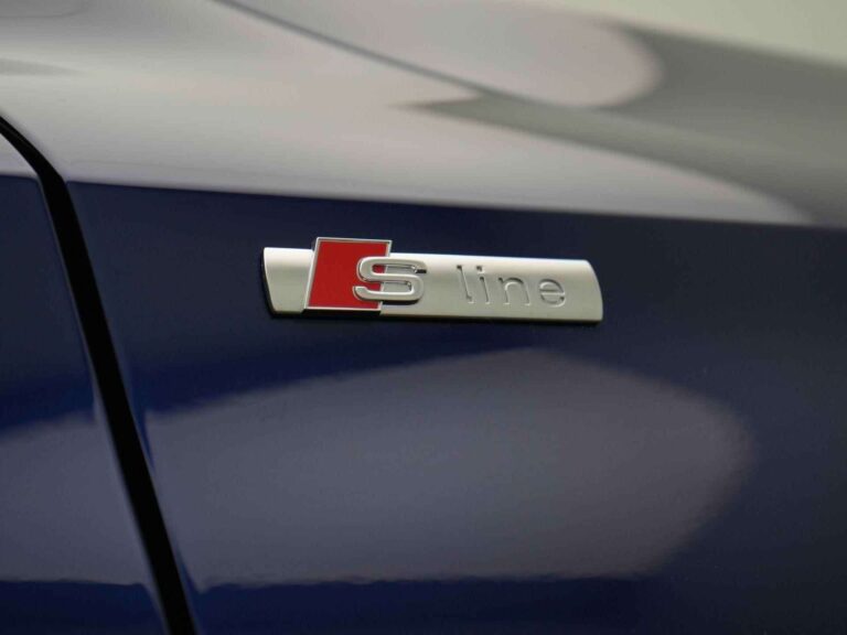 Audi A3 35 TFSI occasion lease - close-up van het S line-embleem op de flank