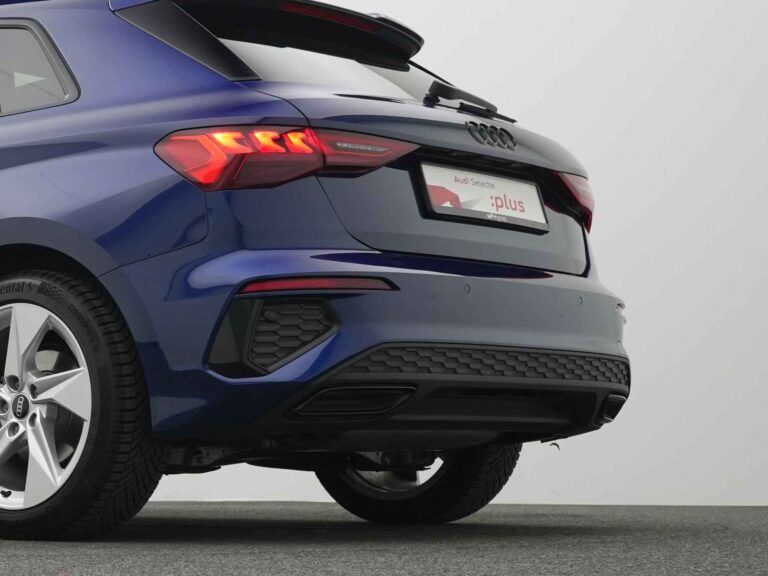 Audi A3 Sportback S-tronic leasen - schuin achteraanzicht met dakspoiler