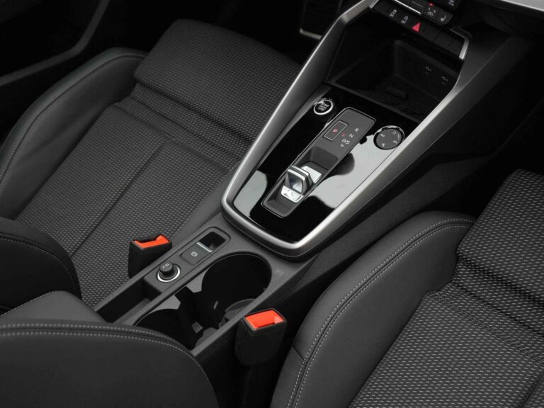 Audi A3 lease voor MKB ondernemers - middenconsole met S tronic-keuzehendel en bekerhouders