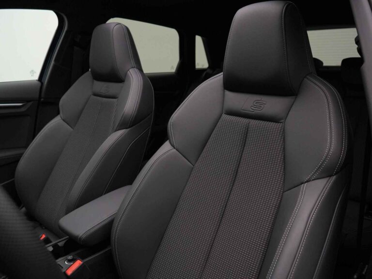 Audi A3 leasen 150 pk benzine - voorstoelen met S-logo op de hoofdsteun, gezien vanaf de achterbank