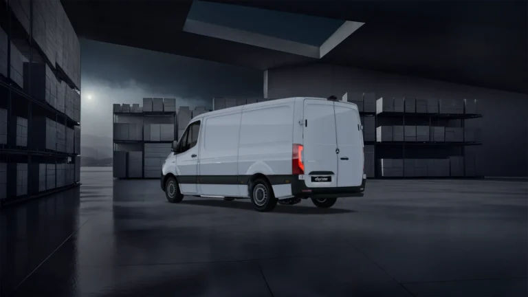 Mercedes-Benz eSprinter 56kWh 320 L2H1 RWD PRO lease - schuin vooraanzicht met koplampen aan