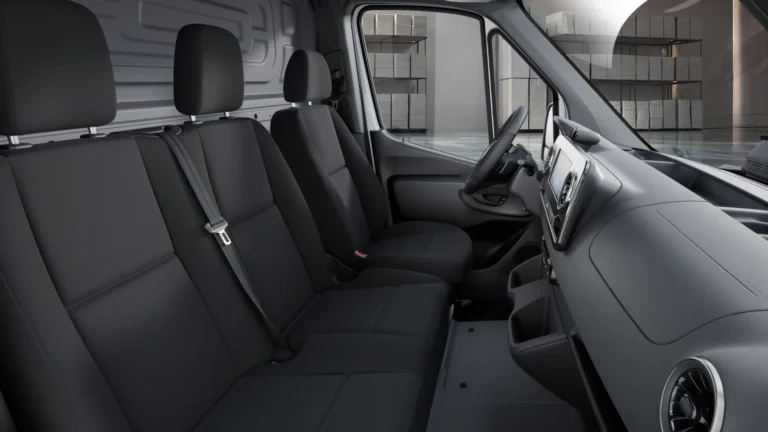 Mercedes-Benz eSprinter 56kWh 320 L2H1 RWD PRO zakelijk leasen - interieur met bestuurdersstoel en bijrijdersstoel