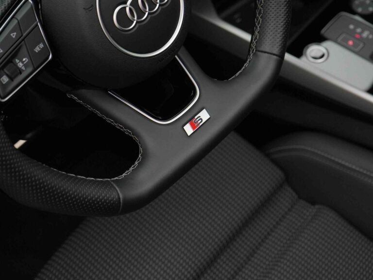 Operational lease Audi A3 Sportback benzine - close-up van het stuurwiel met S-embleem