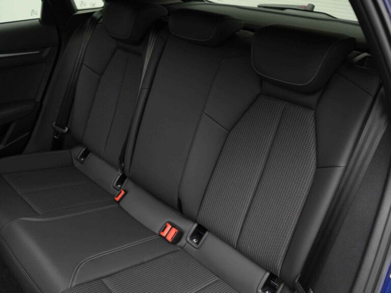 Zakelijk leasen Audi A3 Sportback 35 TFSI - lege achterbank met driepuntsgordels