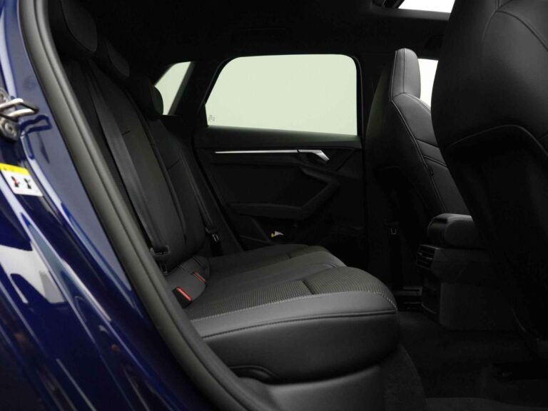 Zakelijk leasen Audi A3 Sportback 35 TFSI - achterbank gezien vanuit het geopende portier