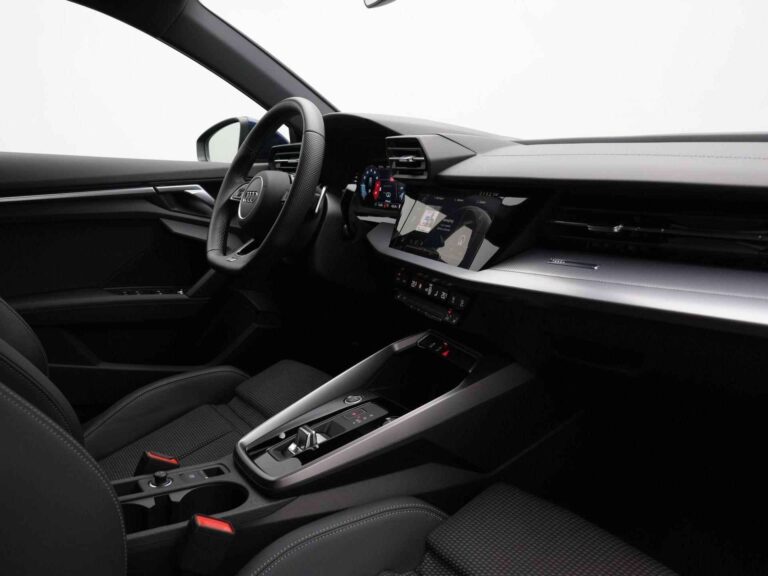 Zakelijk leasen Audi A3 Sportback 35 TFSI - dashboard en middenconsole gezien vanaf de achterbank
