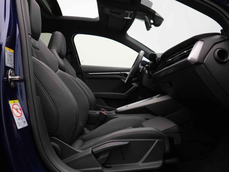 Zakelijk leasen Audi A3 Sportback 35 TFSI - interieur gezien vanaf de achterbank richting het dashboard