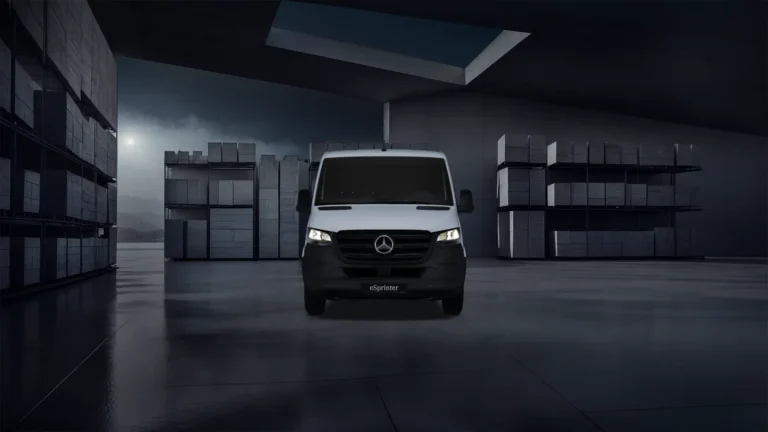 Mercedes-Benz eSprinter 56kWh 320 L2H1 RWD PRO zakelijke lease - recht vooraanzicht in avondsfeer