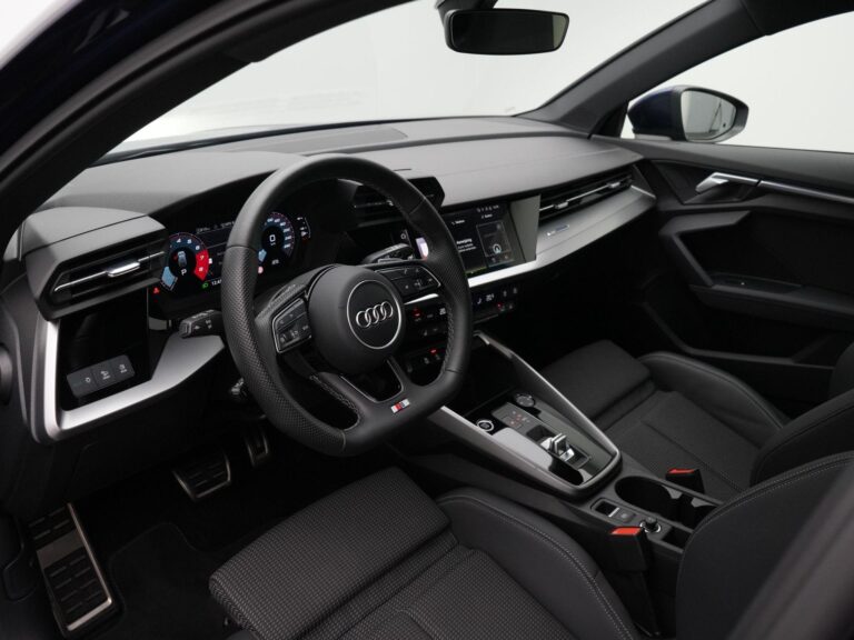 Zakelijke lease Audi A3 met panoramadak - dashboard met stuurwiel en digitaal instrumentenpaneel