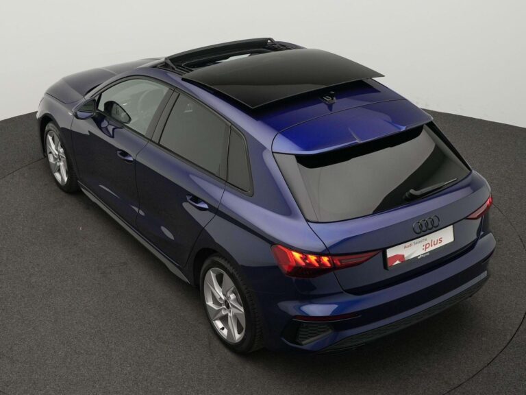 Zakelijke lease Audi A3 met panoramadak - schuin achteraanzicht van bovenaf