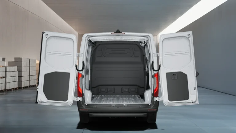 Mercedes-Benz eSprinter 56kWh 320 L2H1 RWD PRO leasen - achterdeuren open met lege laadruimte