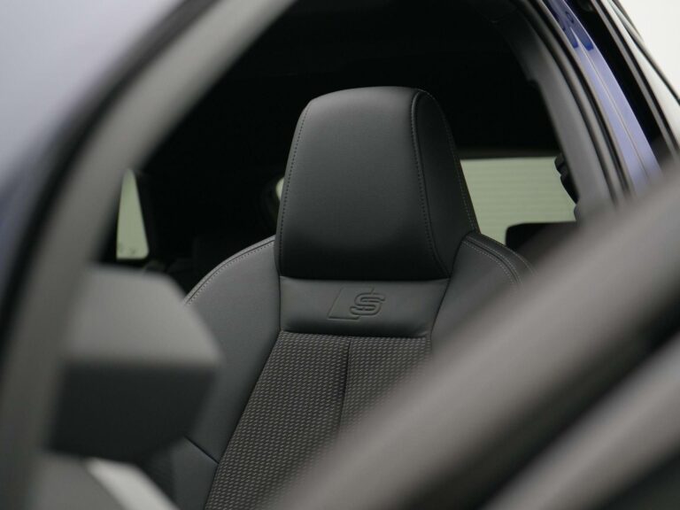 Zakelijke leasen Audi A3 Sportback - close-up van de voorstoel met S-logo op de hoofdsteun
