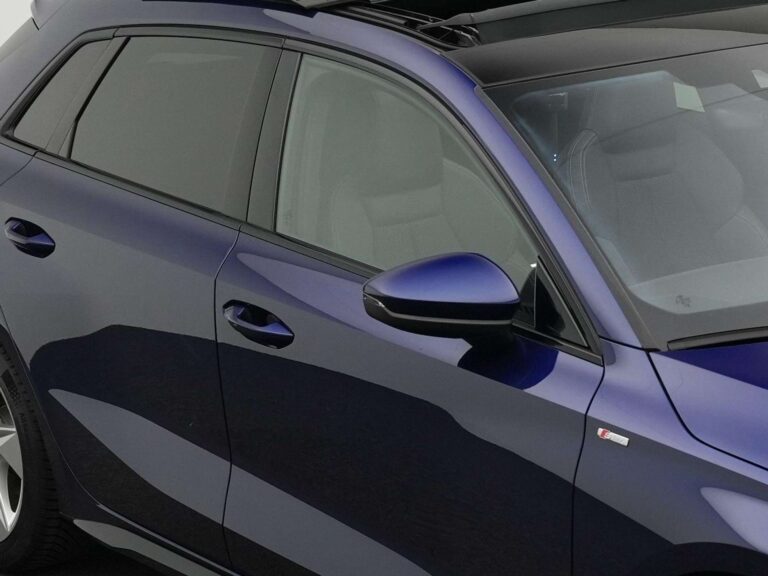 Zakelijke leasen Audi A3 Sportback - close-up van de buitenspiegel en het zijraam