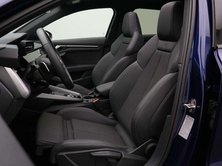Zakelijke leasen Audi A3 Sportback - voorstoelen in zwart leer gezien vanuit het geopende portier