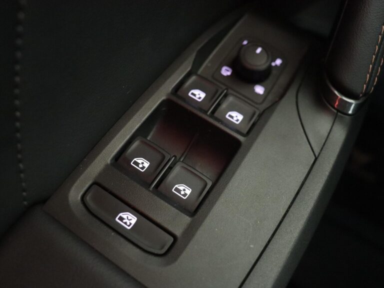 Cupra Formentor Zakelijke Lease - close-up van de elektrische raambediening in het portier