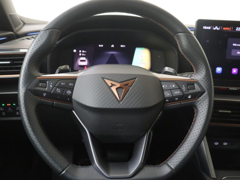 Cupra Formentor Zakelijke Lease - close-up van het stuurwiel met digitaal instrumentenpaneel op de achtergrond