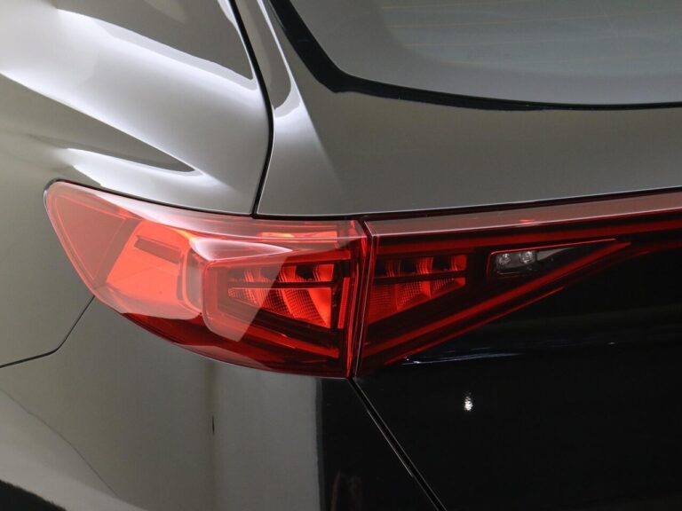 Cupra Formentor e-Hybrid leasen - close-up van het achterlicht