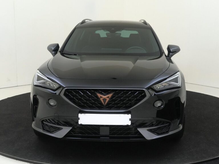 Cupra Formentor lease voor MKB ondernemers - vooraanzicht met gesloten grille op een draaiplateau