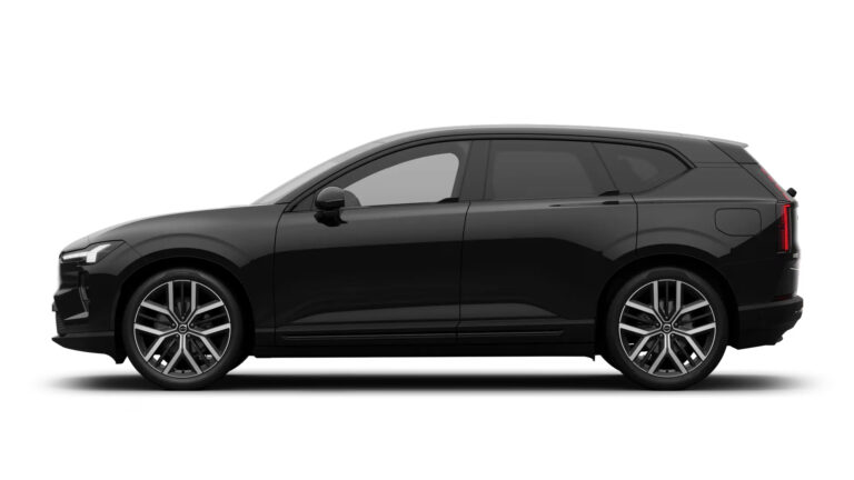 Elektrische Volvo SUV zakelijk rijden - zijaanzicht op witte studio-achtergrond