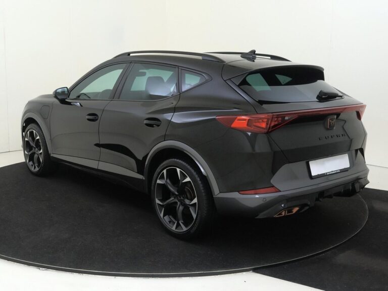 Full operational lease Cupra Formentor occasion - schuin achteraanzicht van dichtbij op een draaiplateau