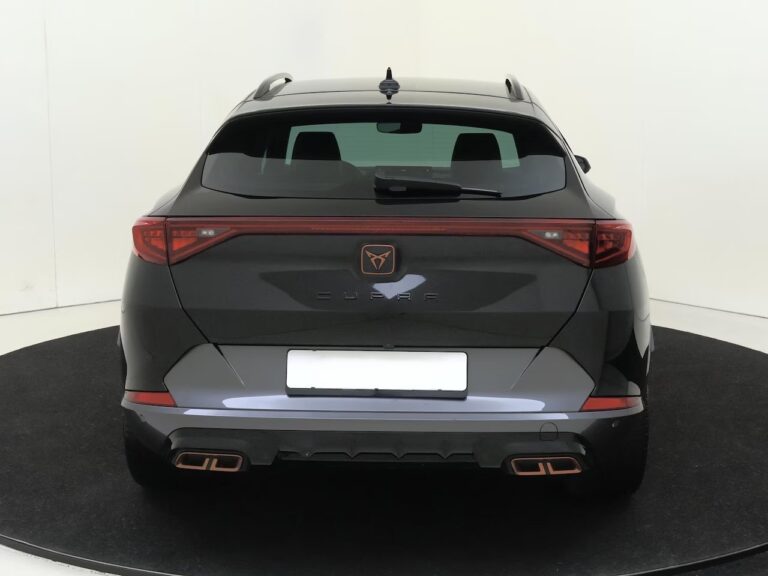 Full operational lease Cupra Formentor occasion - achteraanzicht met koperkleurige uitlaattips