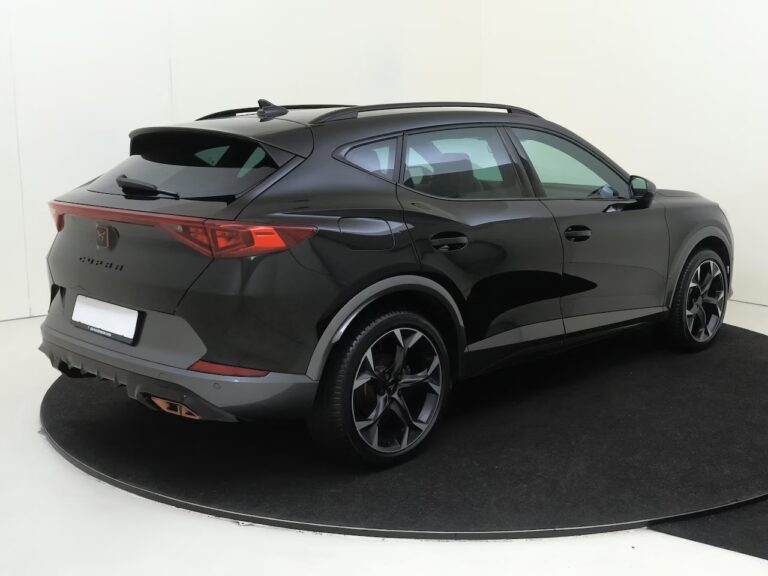 Full operational lease Cupra Formentor occasion - schuin achteraanzicht op een draaiplateau