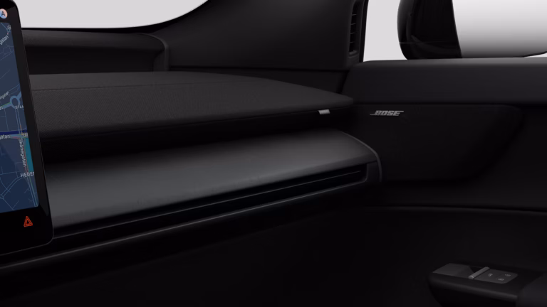 Full operational lease Volvo EX60 elektrisch - achterste laadruimte met Bose-luidspreker en raambediening