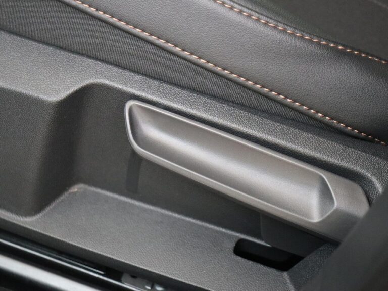 Occasion Lease Cupra Formentor - close-up van het deurvak met koperkleurig stiksel