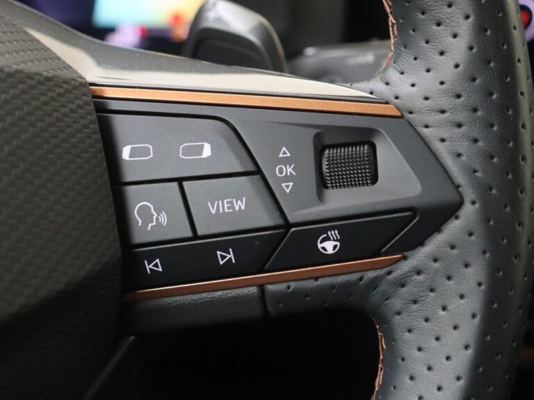 Operational lease Cupra Formentor Nederland - close-up van de stuurwielbediening met schakelpook