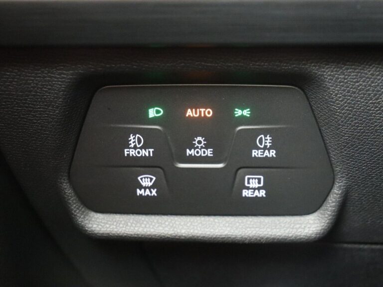 Tweedehands Cupra Formentor lease zakelijk - close-up van de klimaatbediening voor voor- en achterruit