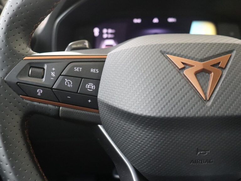 Tweedehands Cupra Formentor lease zakelijk - close-up van de stuurwielbediening met Cupra-logo
