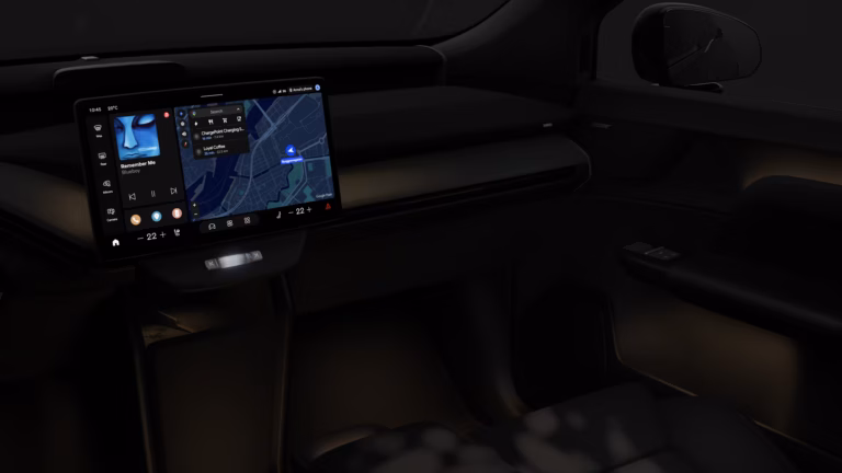 Volvo EX60 leaseprijs - close-up van het staande touchscreen in het donker