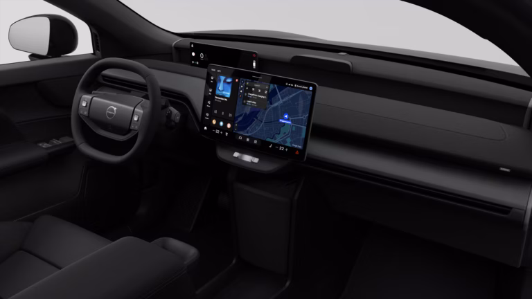 Volvo EX60 leaseprijs - dashboard met stuurwiel en staand touchscreen in het donker