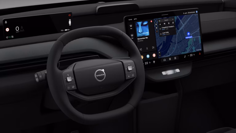 Volvo EX60 zakelijke lease - close-up van het stuurwiel met Volvo-logo en touchscreen