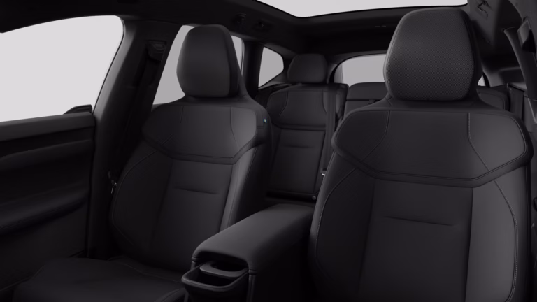 Volvo EX60 zakelijke lease - voorstoelen in zwart leer gezien vanaf de achterbank