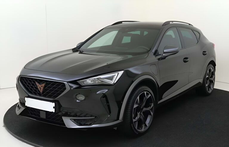 Zakelijk leasen Cupra Formentor hybride - schuin vooraanzicht van de zwarte SUV op een draaiplateau