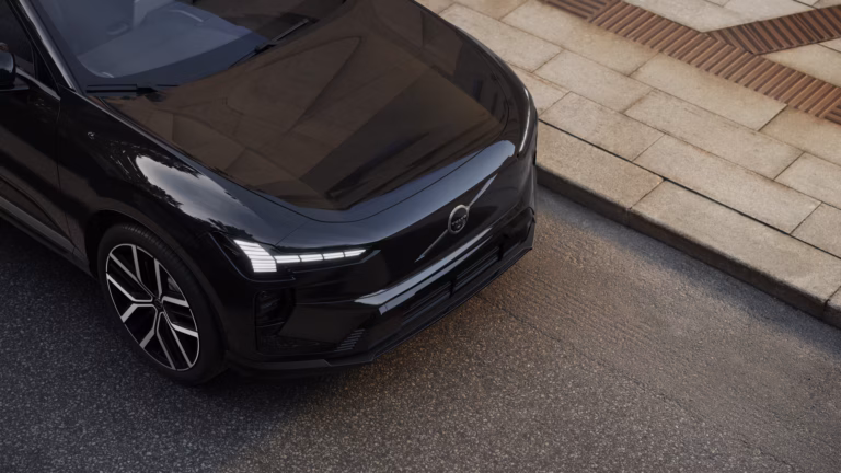 Zakelijk leasen Volvo EX60 Plus - schuin vooraanzicht van dichtbij op een plein